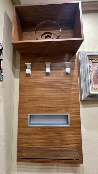 Mueble recibidor wengue con balda de cristal