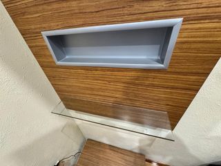 Mueble recibidor wengue con balda de cristal