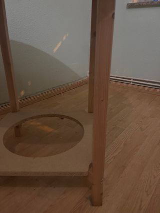 Camilla, Mesa auxiliar redonda de madera.