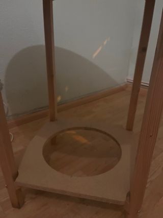 Camilla, Mesa auxiliar redonda de madera.