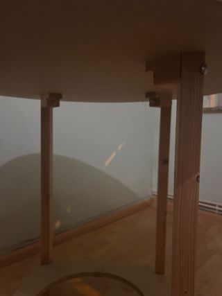 Camilla, Mesa auxiliar redonda de madera.