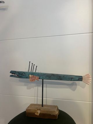 Pez decorativo de madera y conchas