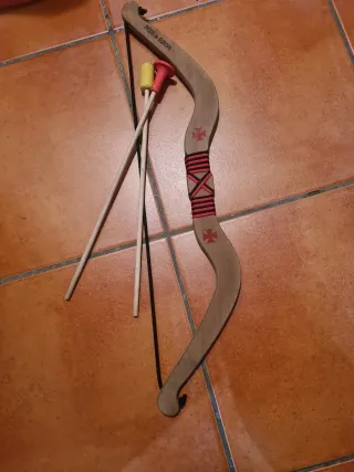Arco de madera con flechas