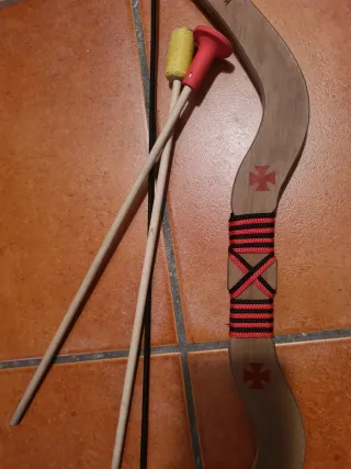 Arco de madera con flechas