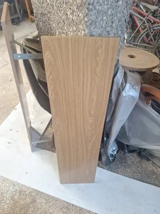 Estantería color pino con sus escuadras