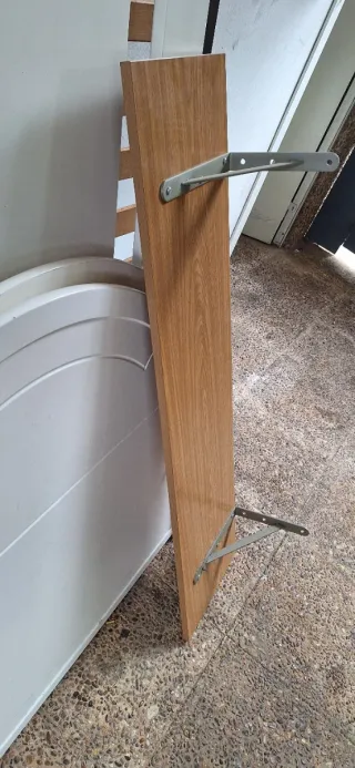 Estantería color pino con sus escuadras