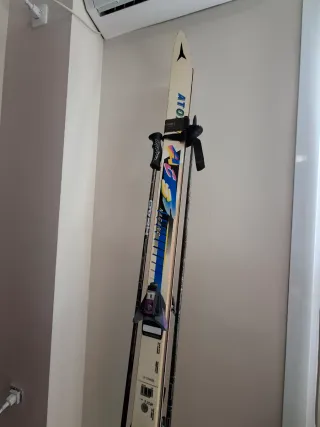 Esquís ATOMIC con bastones