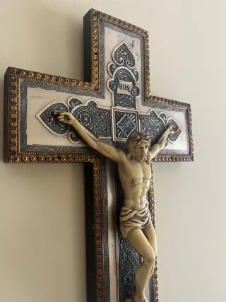 Crucifijo color marfil y plata