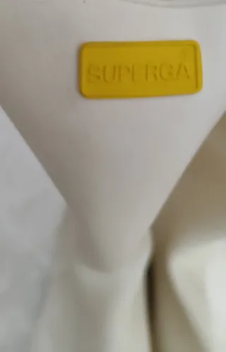 Botas de agua Superga blancas y amarillas.
