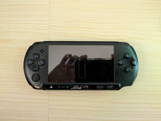 Custodia PSP Street + + Memory Stick da 32 GB + caricabatterie