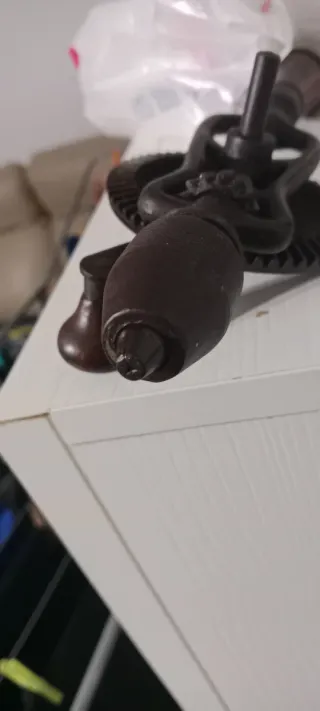 Taladro manual antiguo con portabrocas