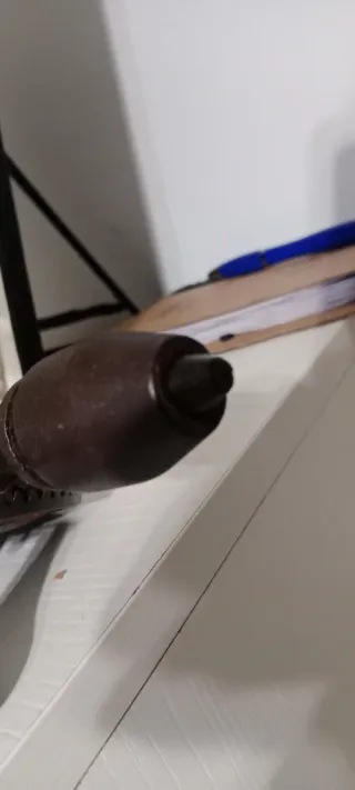 Taladro manual antiguo con portabrocas