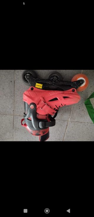 Patines en línea rojos