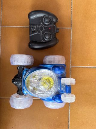 Coche teledirigido azul con mando, luces y música