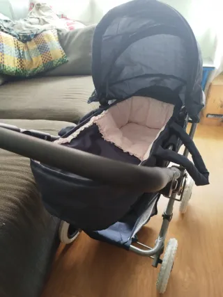 Carrito de bebé de juguete