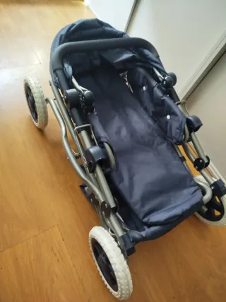 Carrito de bebé de juguete