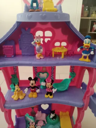 Casa de Mickey Mouse con figuras