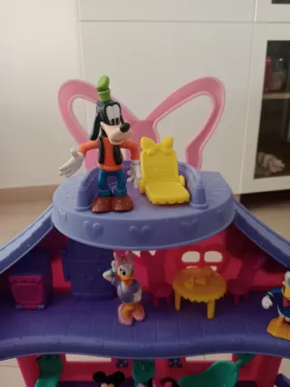 Casa de Mickey Mouse con figuras