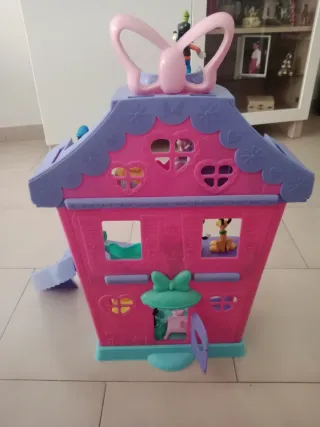 Casa de Mickey Mouse con figuras