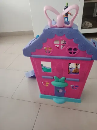 Casa de Mickey Mouse con figuras