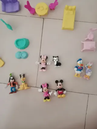 Casa de Mickey Mouse con figuras