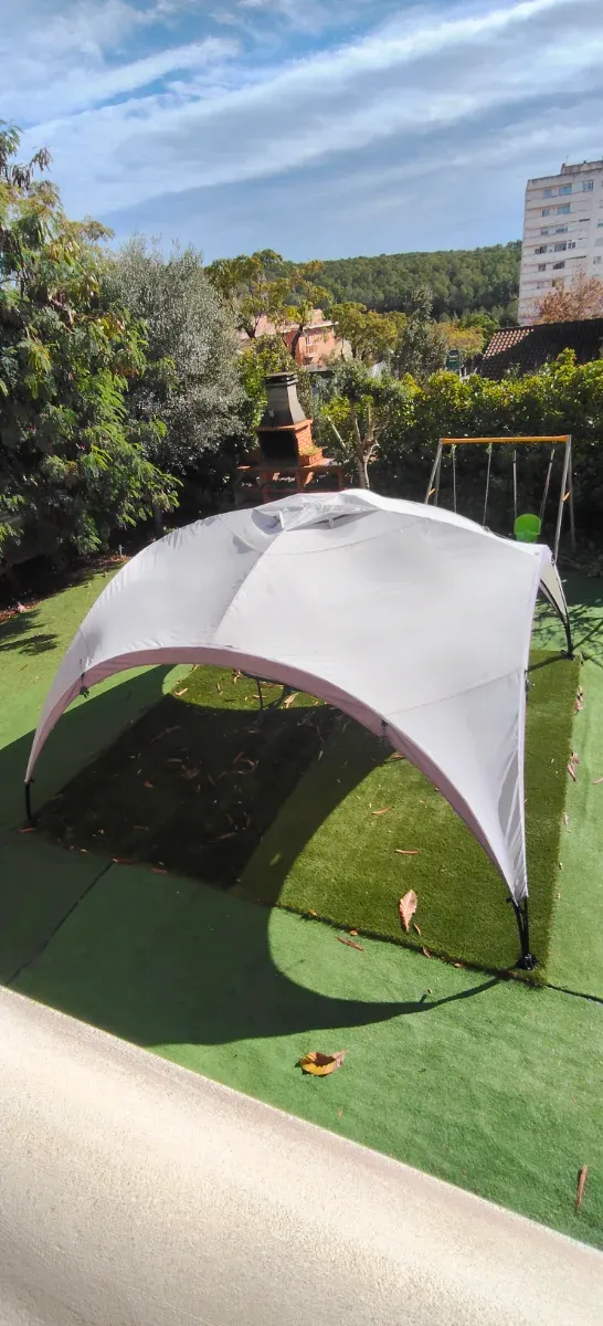 Carpa de jardín blanca y verde