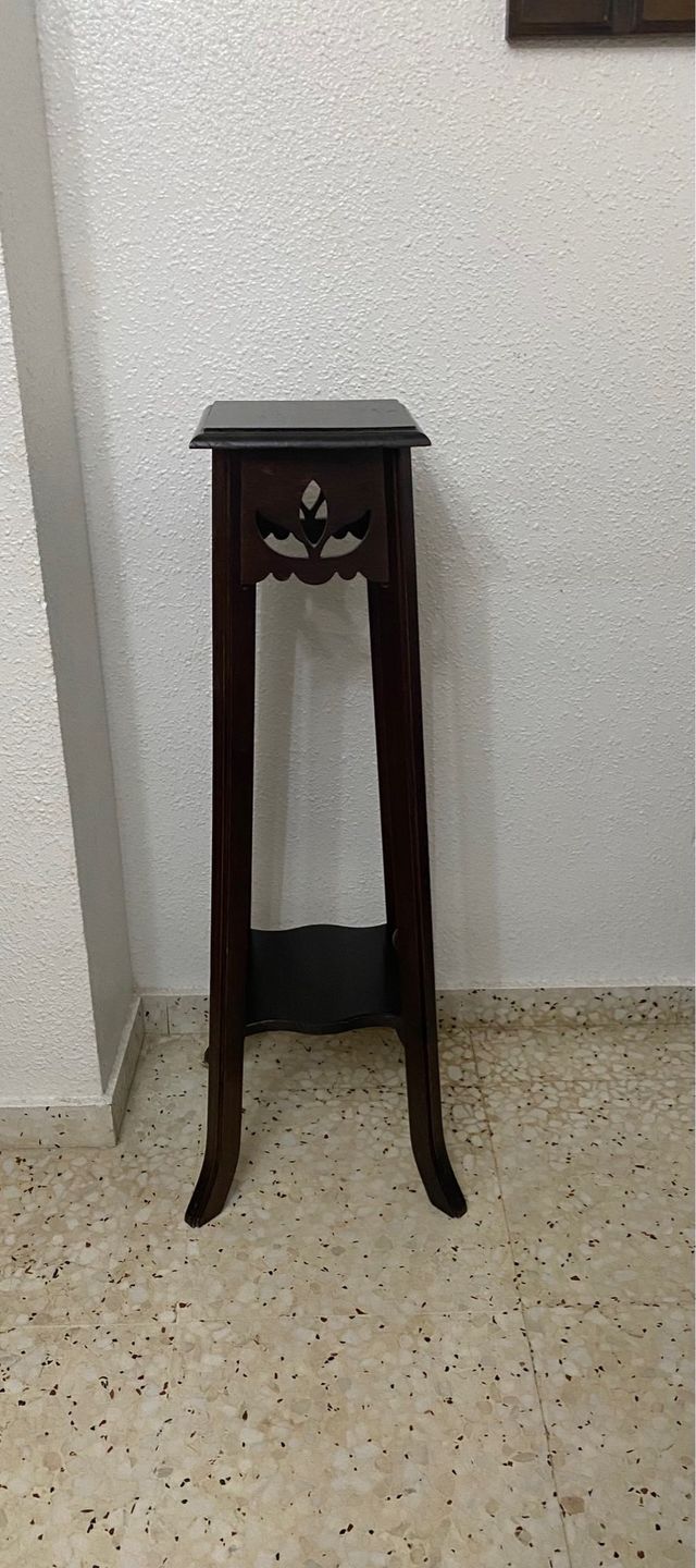 Macetero de madera oscuro