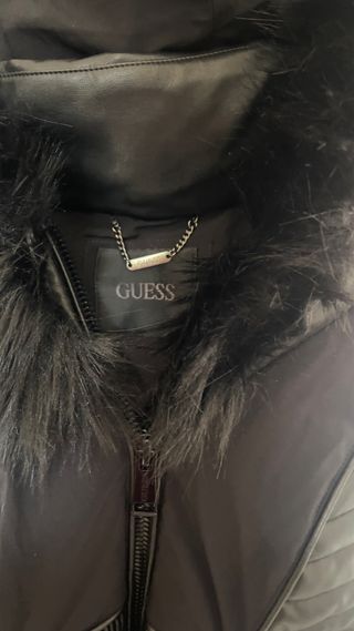 Abrigo Guess Negro con Pelo Sintético