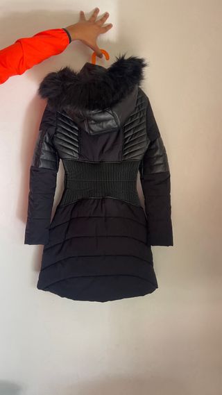 Abrigo Guess Negro con Pelo Sintético