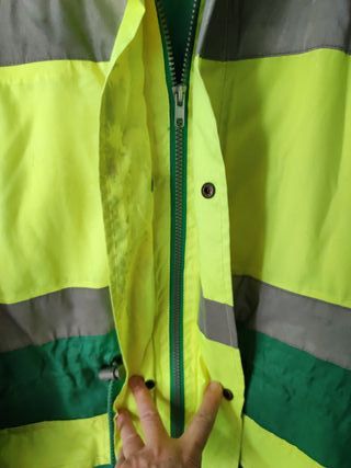 Anorak reflectante verde y amarillo con capucha 