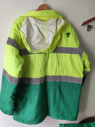 Anorak reflectante verde y amarillo con capucha 