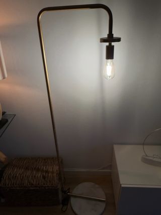 Lámpara de pie dorada con base de mármol