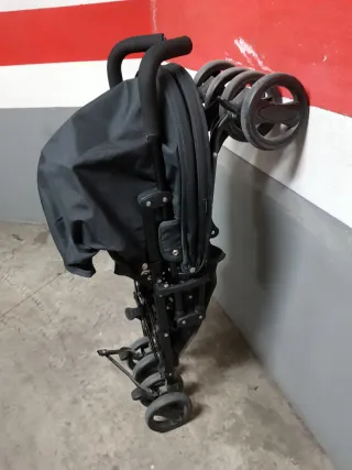 Silla de paseo negra plegable