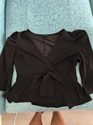Top peplum negro escote pronunciado
