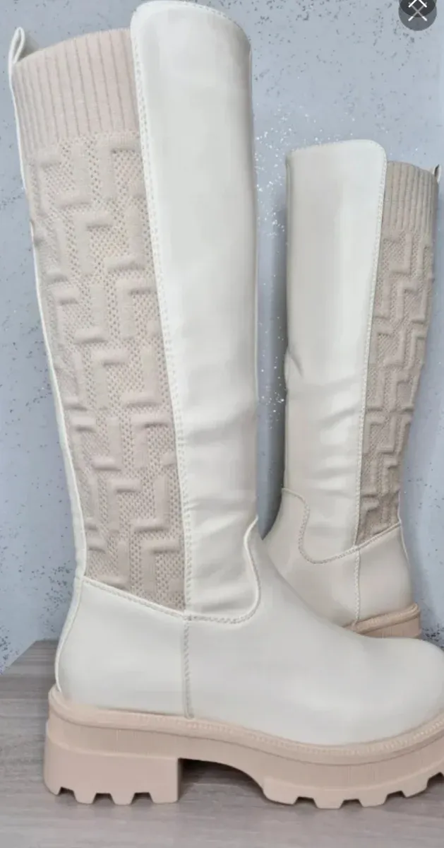 Botas altas beige con detalle tejido