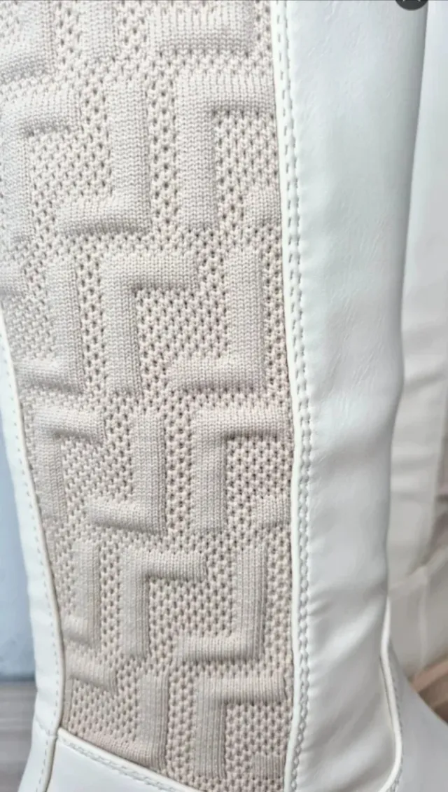 Botas altas beige con detalle tejido