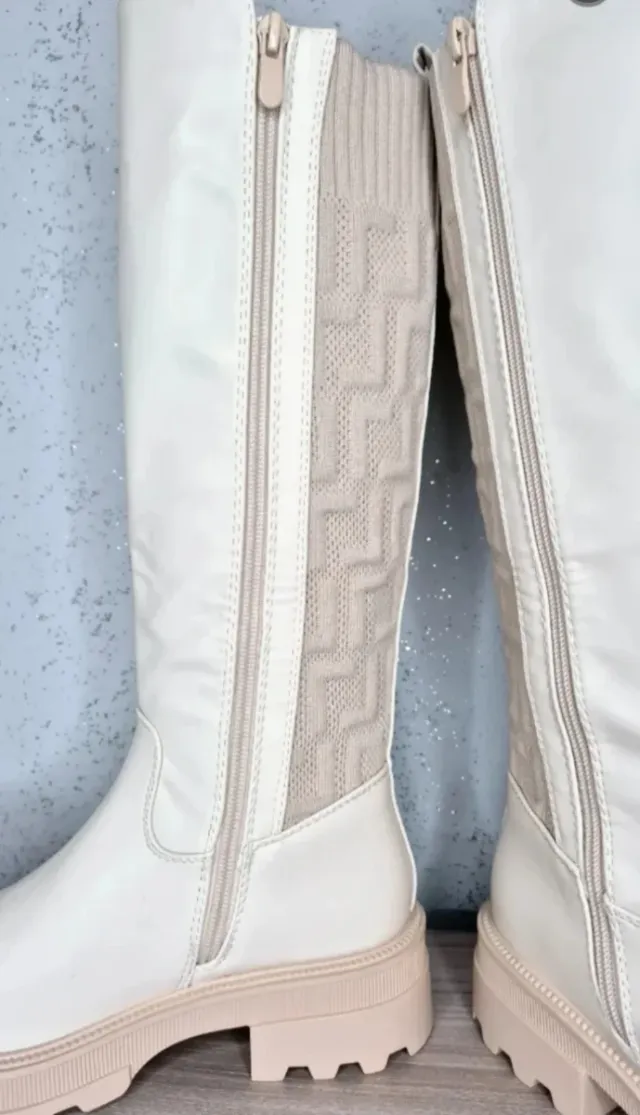 Botas altas beige con detalle tejido