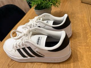 Zapatillas Adidas Blancas y Negras
