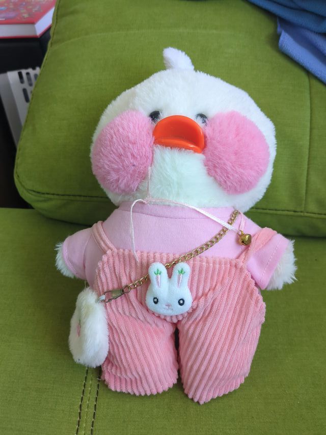 Patito Kawaii Rosa con Peto y Conejito