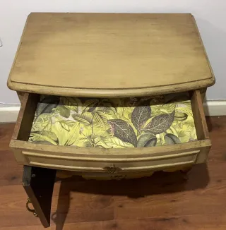 Mesita antigua restaurada madera.