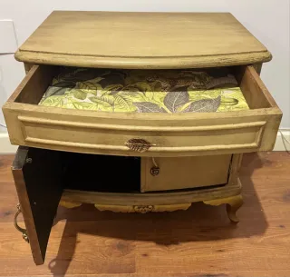 Mesita antigua restaurada madera.