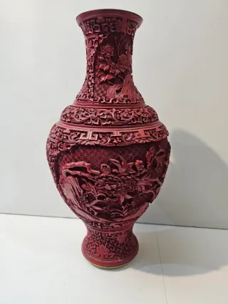 Jarrón chino tallado en laca China.