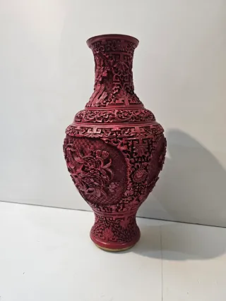 Jarrón chino tallado en laca China.