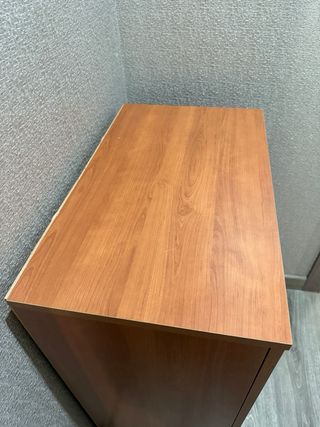 Zapatero de madera marrón