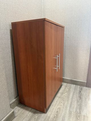 Zapatero de madera marrón