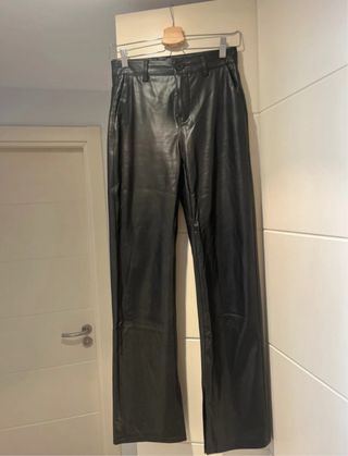 Pantalones efecto piel negros