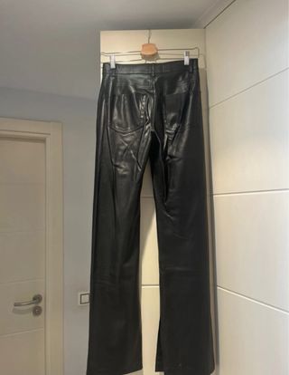 Pantalones efecto piel negros