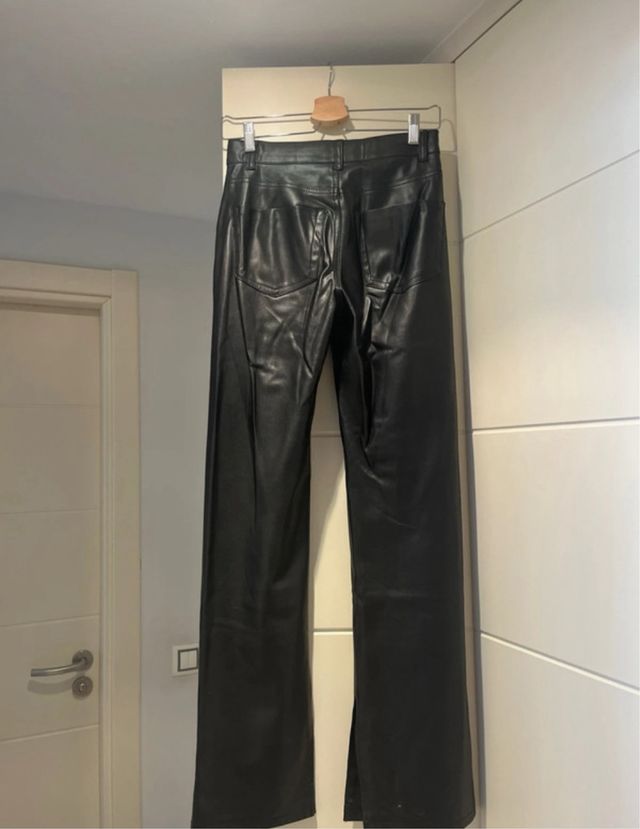 Pantalones efecto piel negros