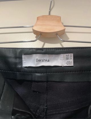 Pantalones efecto piel negros