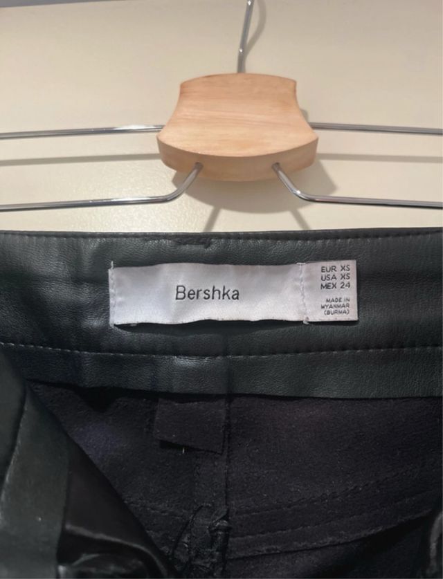 Pantalones efecto piel negros